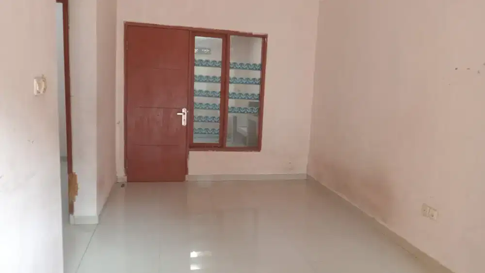 Disewakan rumah tahunan 3 kamar tidur, ruang tamu luas