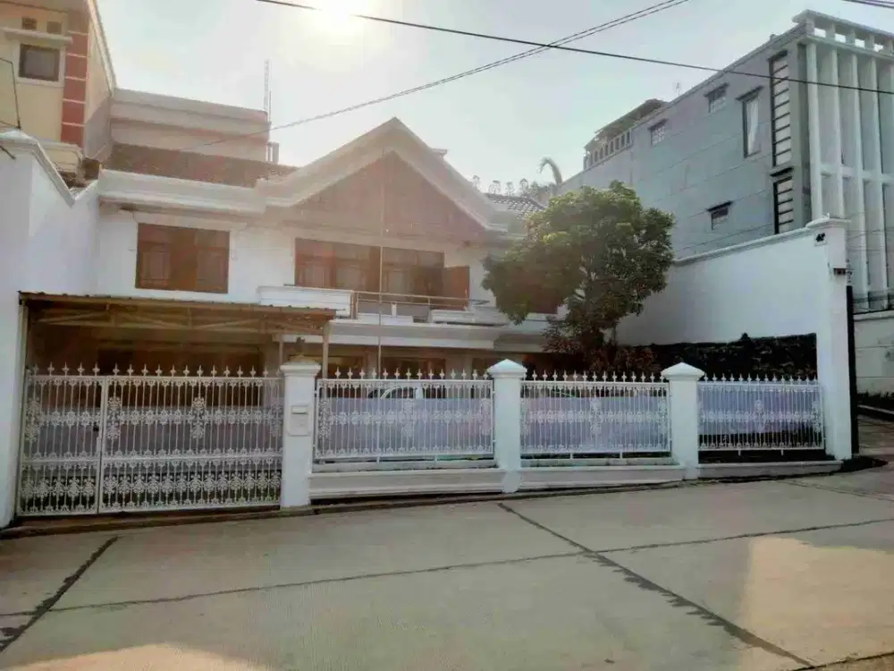Rumah besar di Ciwaruga siap huni dekat Setraduta Bandung