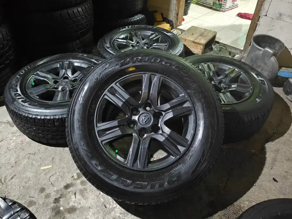 Jual vleg OEM hiluk R17 pcd 6x139 kond mulus dop komplit 4pcs.