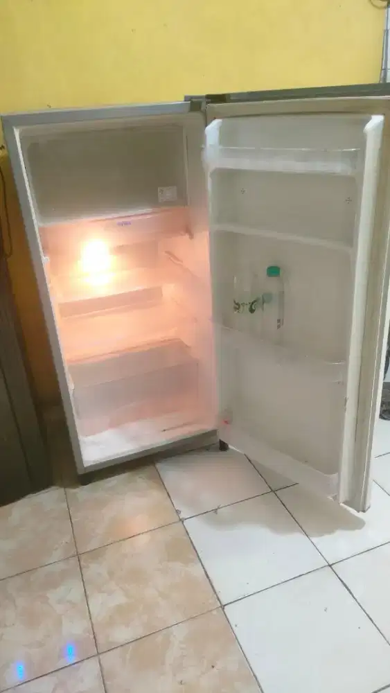 Di jual kulkas merk Glacio