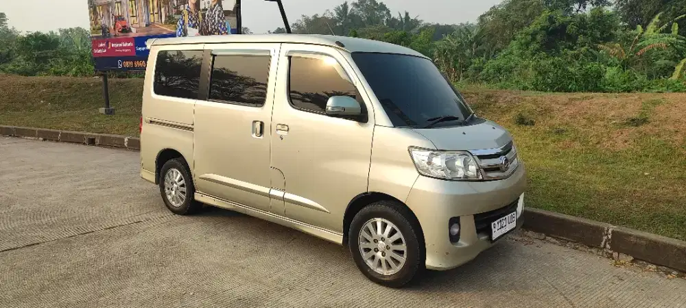 Daihatsu Luxio matic 2011