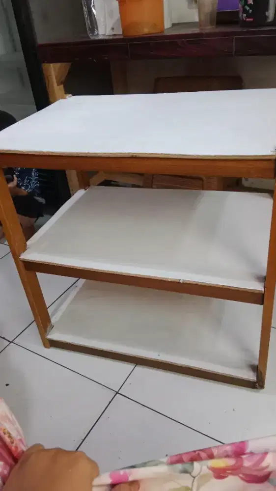 Meja. Rak kayu. Rak susun. Rak tingkat rak serbaguna