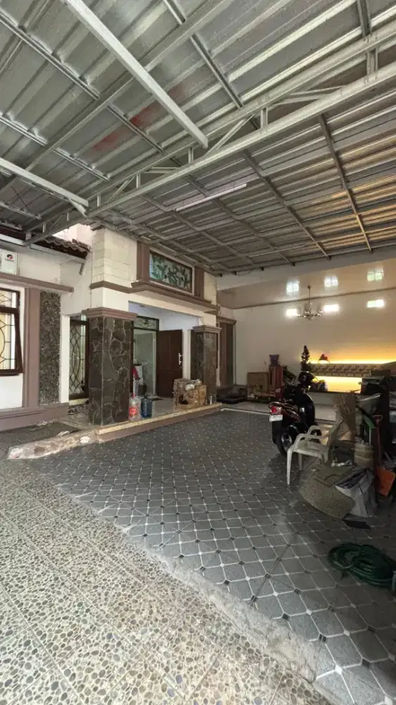 Rumah luas, bagus, dalam perumahan nyaman, dekat pusat kota