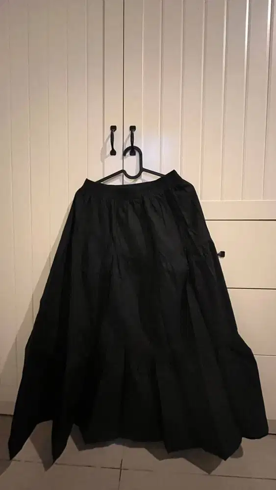 Rok Hitam merk Benang Jarum