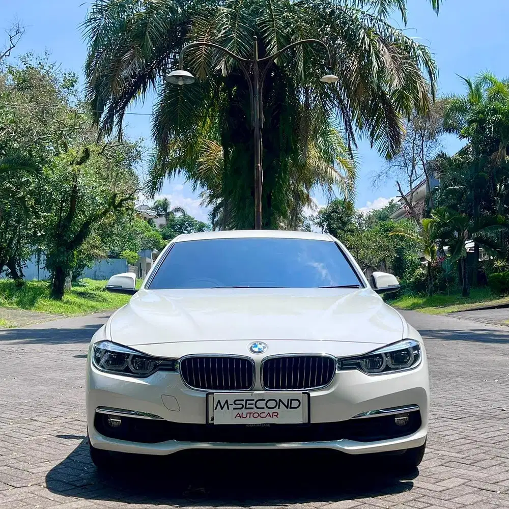 BMW 320i F30 Luxury 2.0 AT 2018