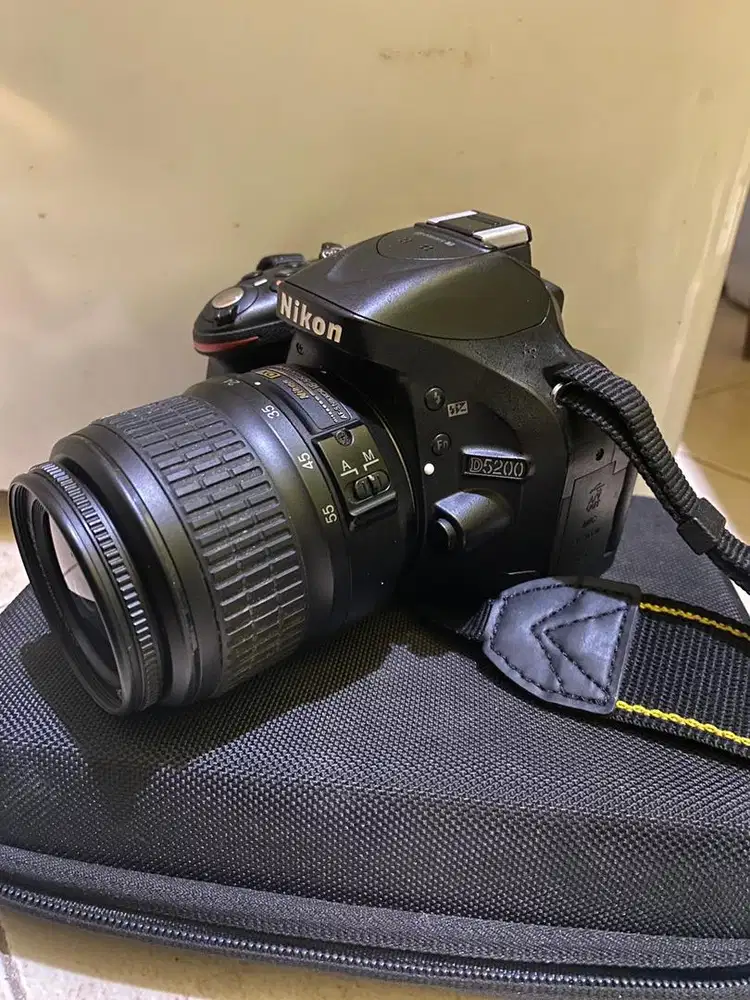 Nikon D5200 + kit lens 18-55mm