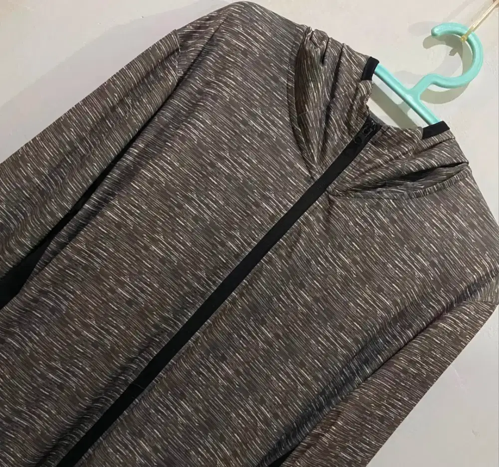 UNIQLO Running jaket motif Abstrak garis