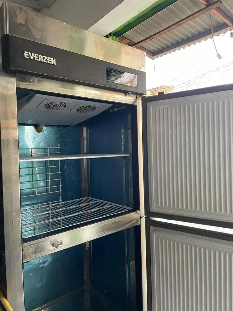 Upright freezer 2 pintu