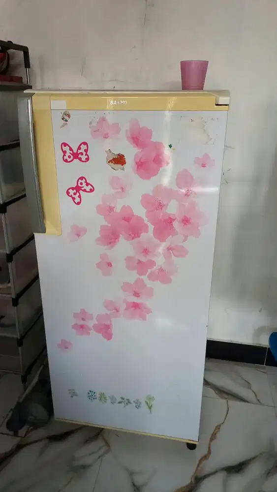 Di jual kulkas 1 pintu merk Aqua kondisi normal