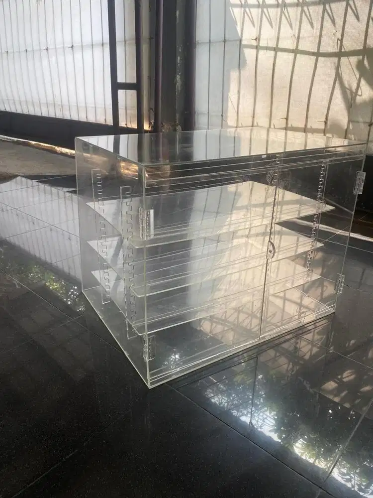 Etalase Akrilik Display Kue 50x40x40cm 3 Sekat mulus