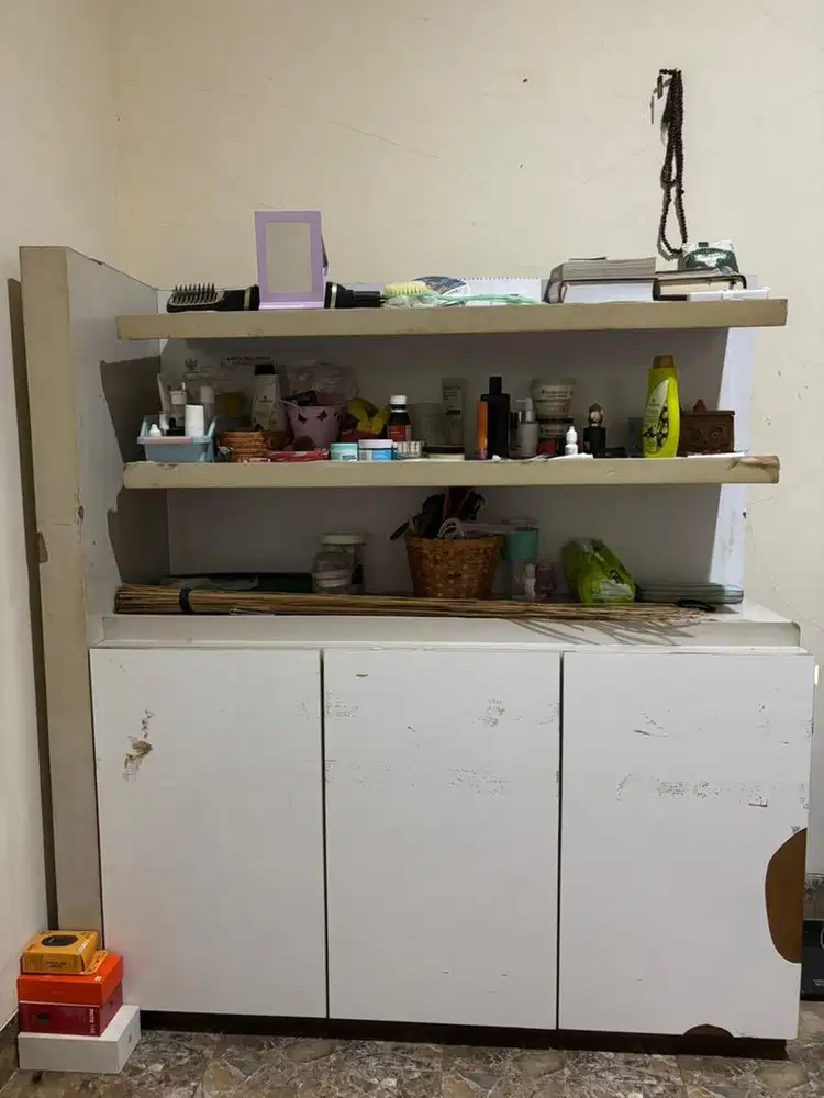 Lemari 3 Pintu + Rak & Laci Bekas – Kokoh, Banyak Ruang Penyimpanan