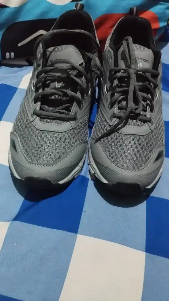 Sepatu running spotec