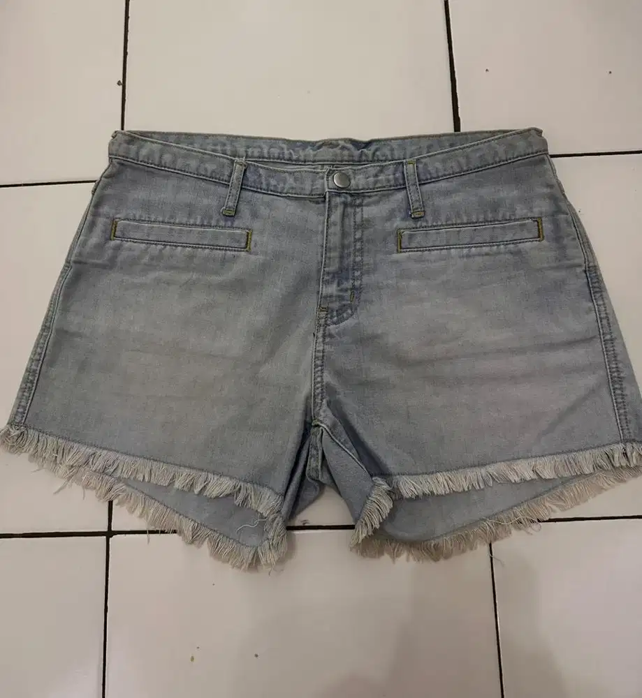 WTS celana pendek wanita