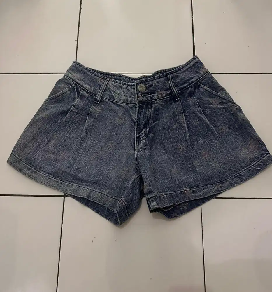 WTS celana pendek wanita