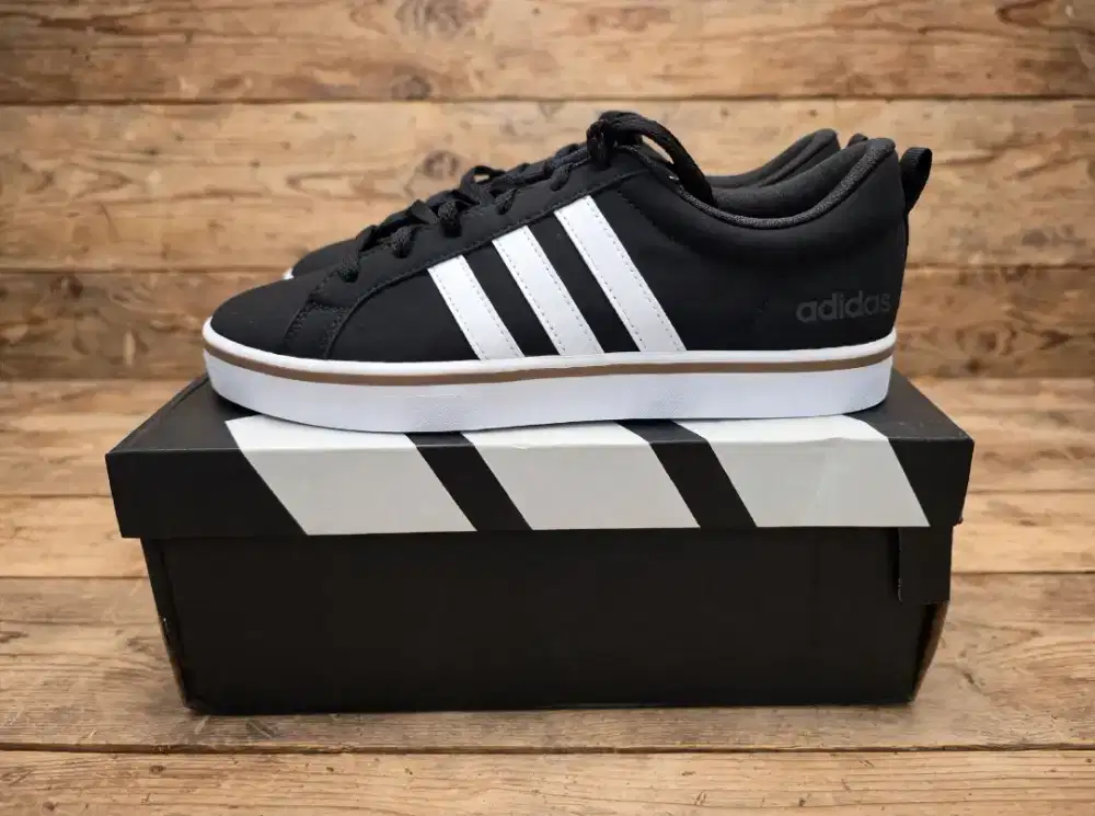 Sepatu adidas original size 42..baru new blm dipakai