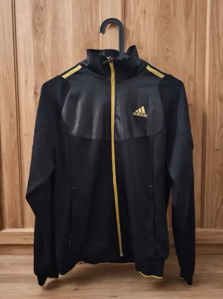 Tracktop adidas original..like new..size L..warna black.list gold