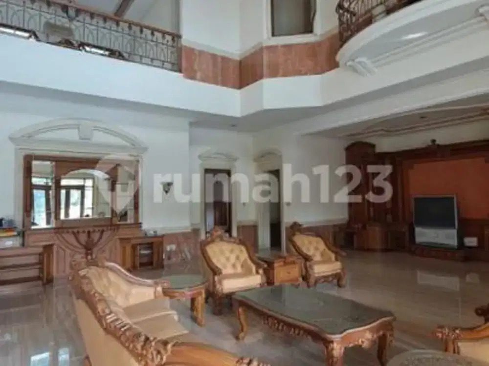 Rumah Mewah Golf View di Graha Famili