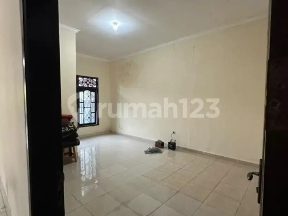 Disewakan Cepat Rumah Super Luas Pinggir Jalan