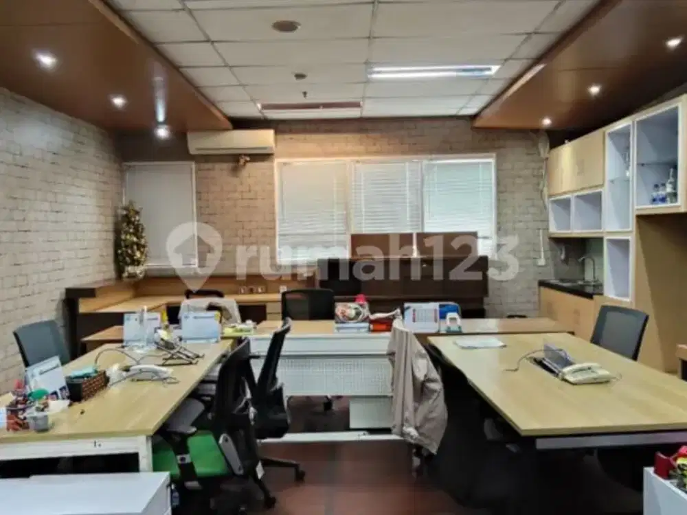 Disewakan Gedung Komersial Lokasi Strategis Tanjung Duren - Jakarta Barat