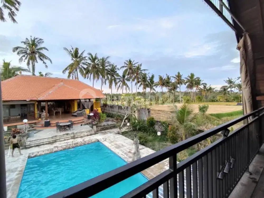 Villa dengan Halaman Luas Area Pantai Purnama Sukawati Gianyar