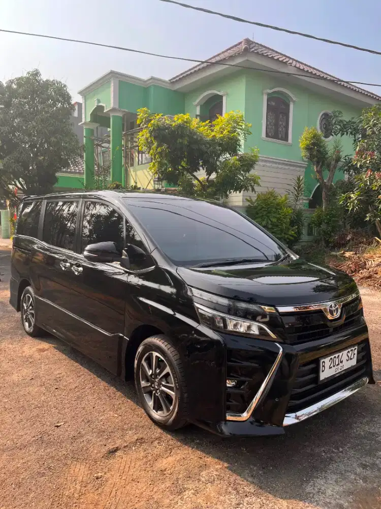 Toyota Voxy 2.0 AT 2017 Low KM