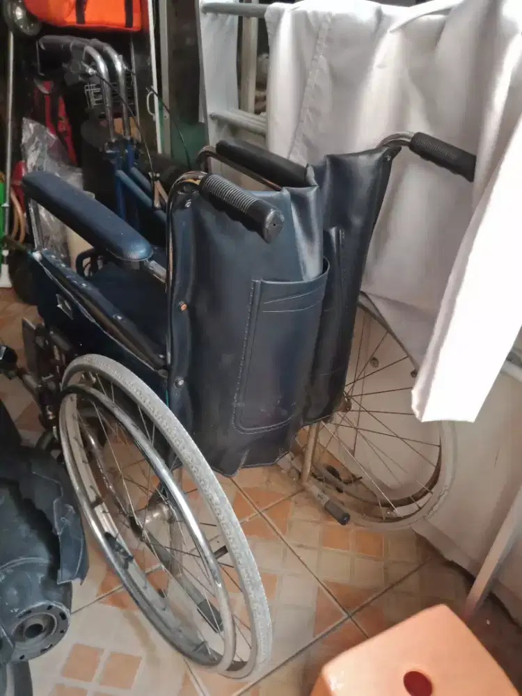 Kursi roda orang tua