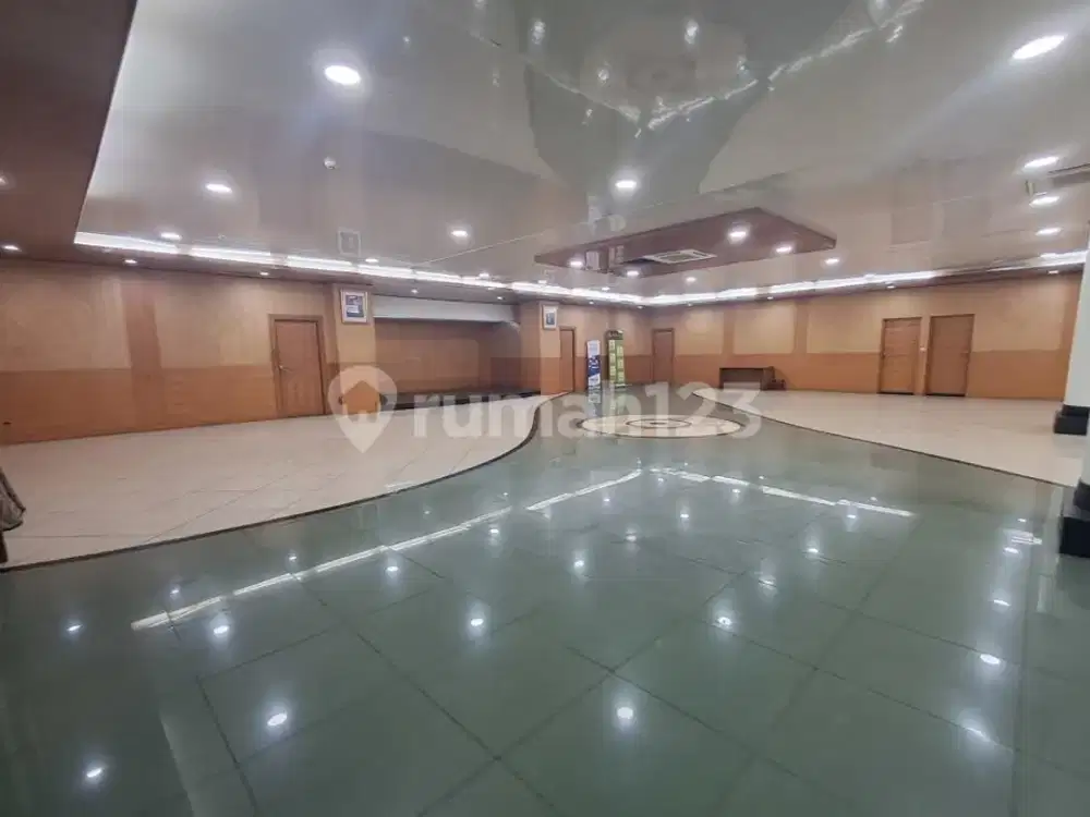*Disewakan Gedung 4 Lantai di Pinggir Jalan Raya Sekitar Senen, Jakarta Pusat..*(Kode Rmrg 2903)