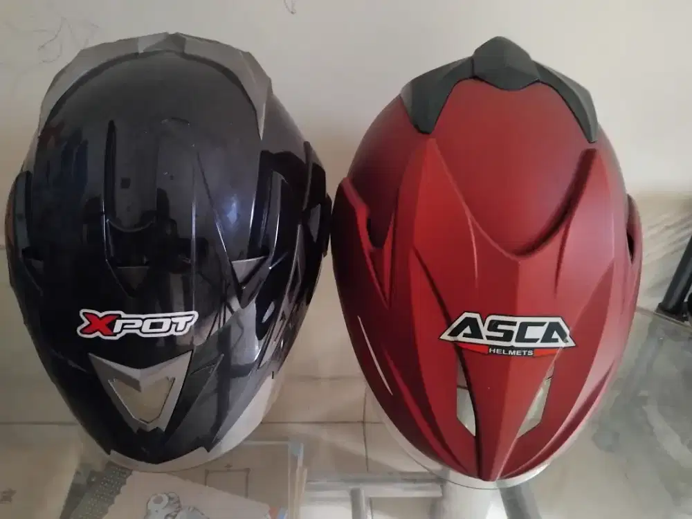Sepasang helm bekas