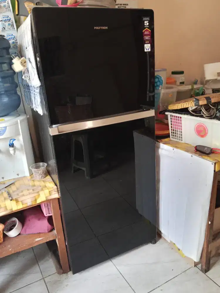 Kulkas tipe jumbo Polytron 2 pintu
