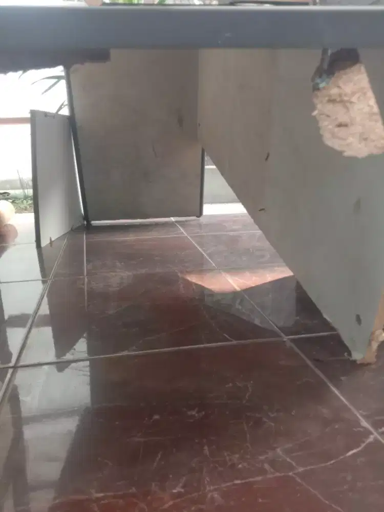 Meja kantor bahan kayu