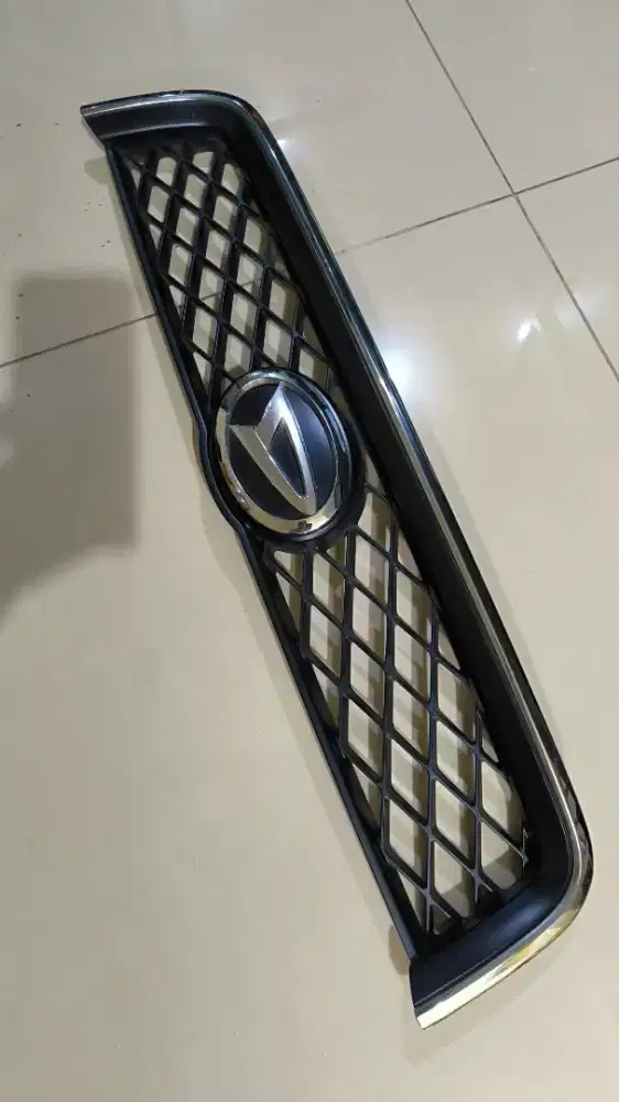 Grill Gril Depan + Emblem Daihatsu Terios Lama Second Original Copotan