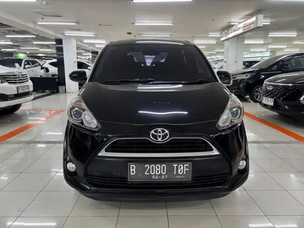 Toyota sienta v at 2017 hitam low km apik