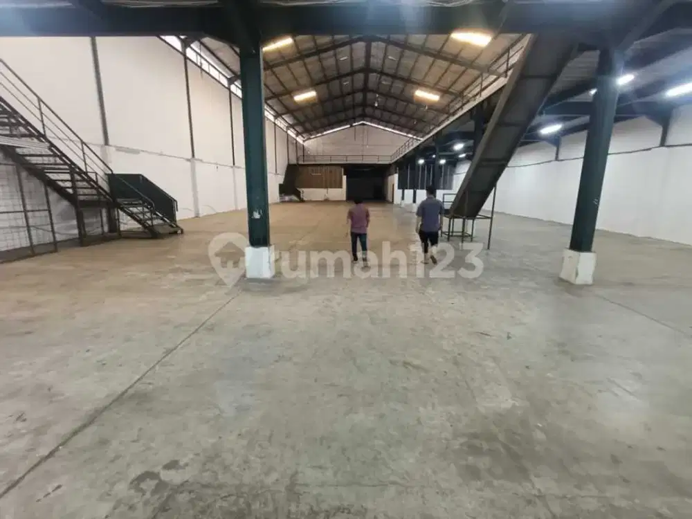 *Disewakan Gudang Luas Tanah 1680M2 dengan Luas Bangunan 2020M2, Akses Truk Engkel Double di Bandengan, Jakarta Utara.*(Kode Rmrg 3046 )