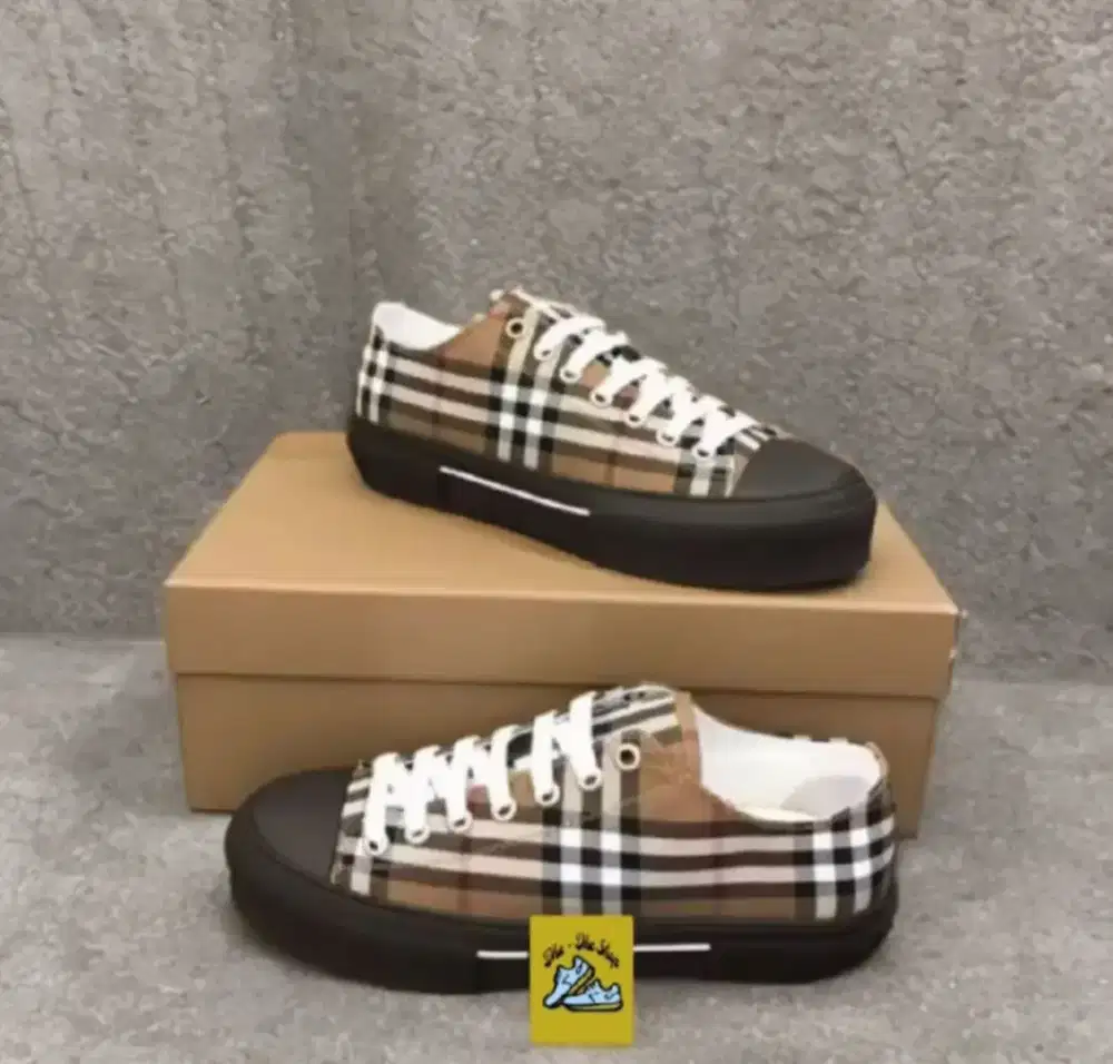 Sepatu sneaker burberry size 43 original itali mewah