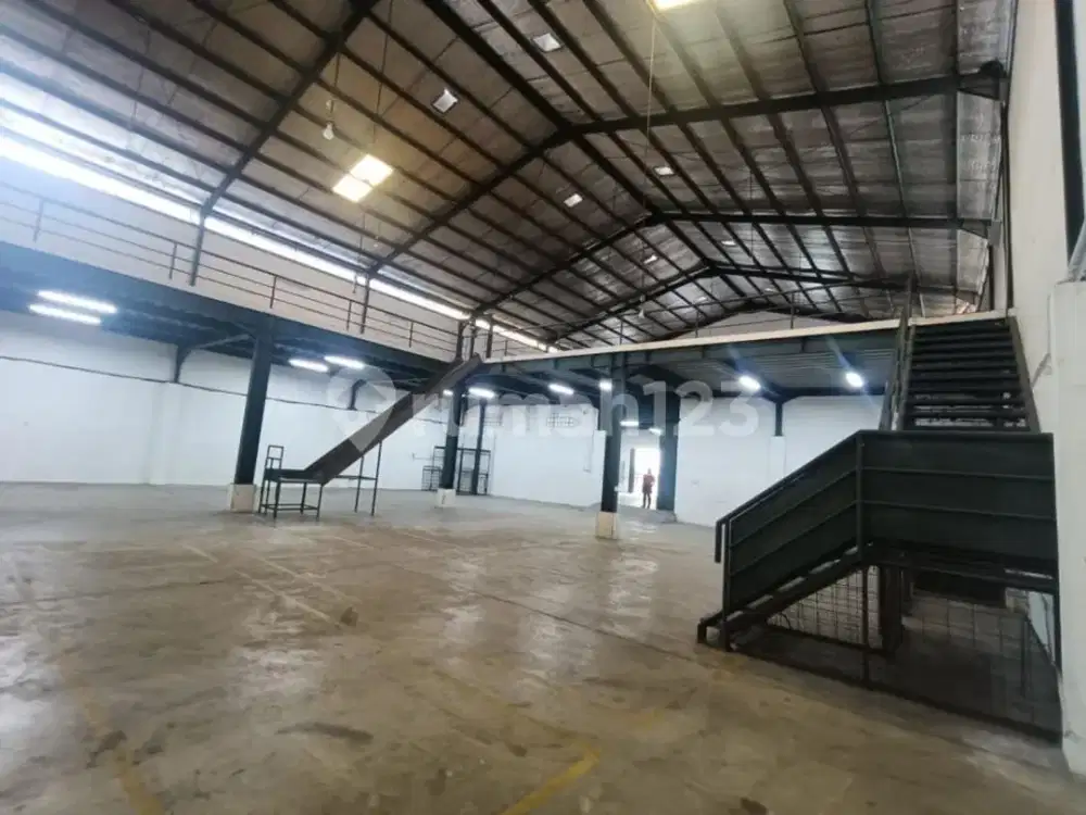 *Disewakan Gudang Luas Tanah 1680M2 dengan Luas Bangunan 2020M2, Akses Truk Engkel Double di Bandengan, Jakarta Utara.*(Kode Rmrg 3046 )