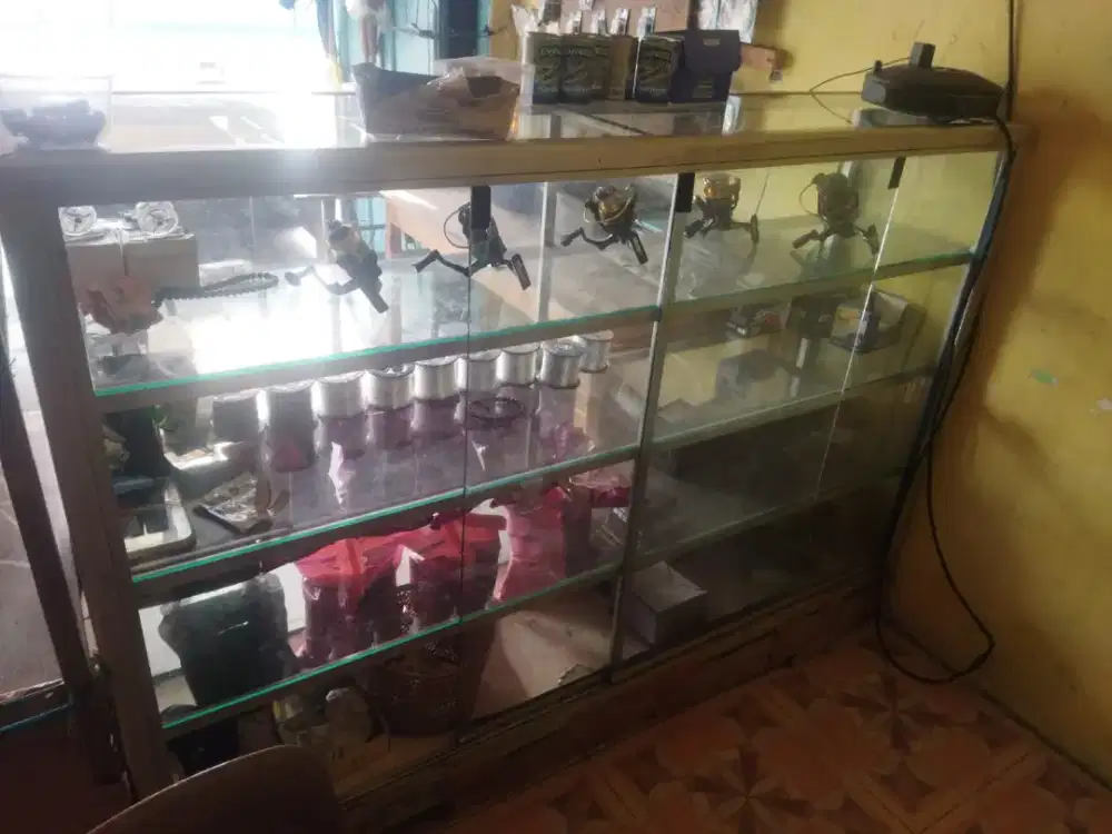 Etalase besar dan etalase kecil