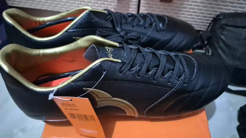 Sepatu Bola Sepak