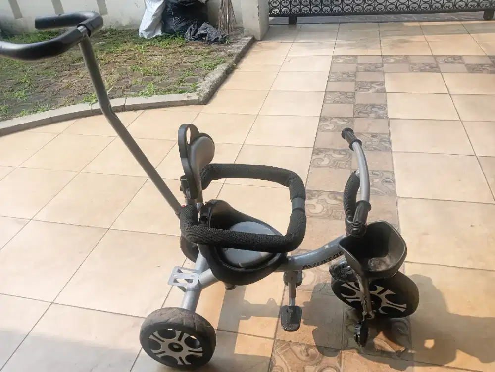 Sepeda Anak Roda 3 Di Dorong