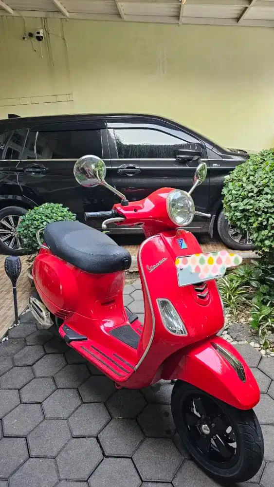 Motor Vespa Piagio LX 125 Scooter Merah
