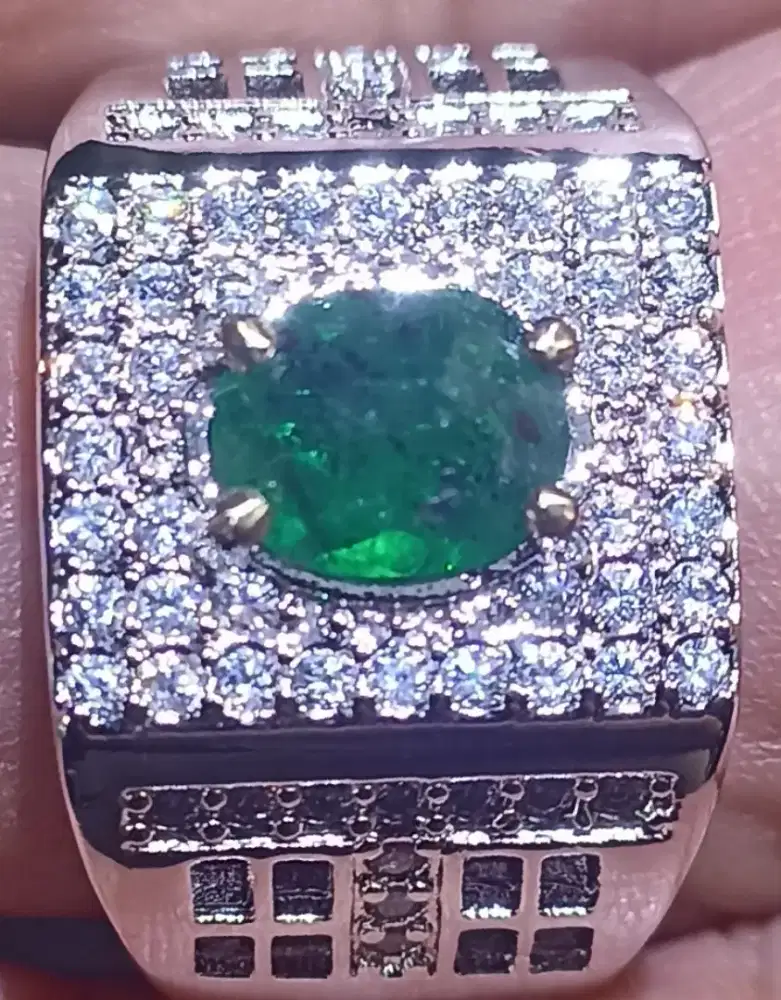 Natural emerald (Beryl) atau jambrut