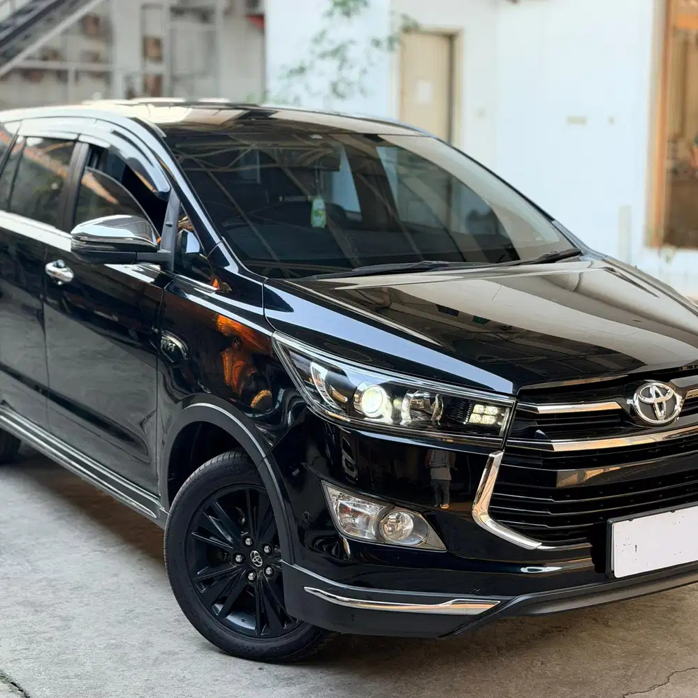 LOW KM PAJAK HIDUP Toyota Innova Venturer AT 2017 Bensin Istimewa Cond