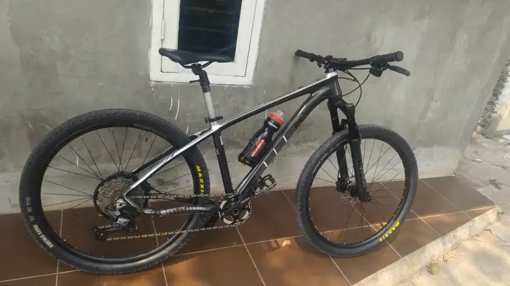 Sepeda mtb avand reigate deore 12 speed
