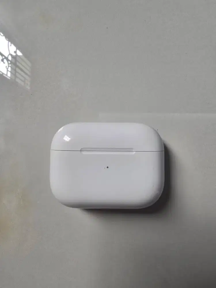 AirPods apple white