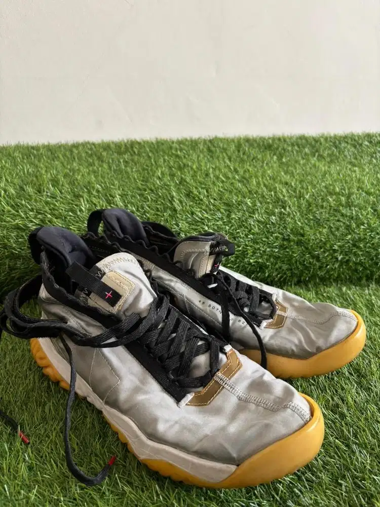 Second sepatu Jordan ukuran 42
