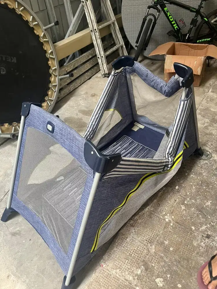 Tempat tidur bayi portable