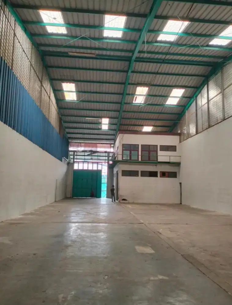 Disewakan gudang ada ruangan kantor dan kamar di jl Holis Bandung