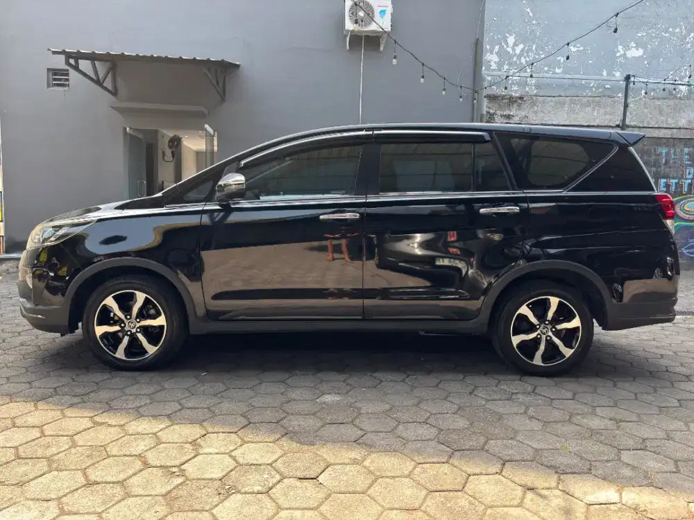 Innova Venturer Matic Diesel 2.4 tahun 2022