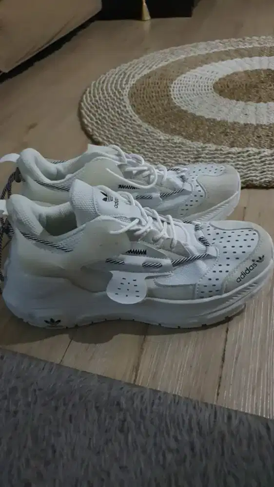 Sepatu adidas Saikage White Preloved