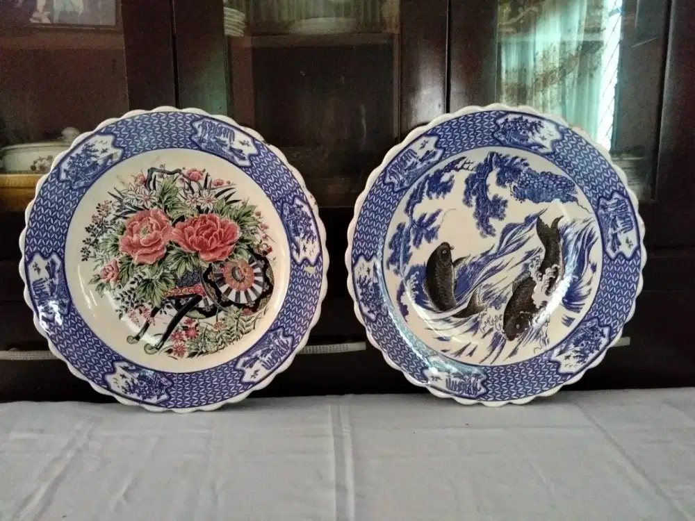 Piring besar keramik/porselin motif ikan koi dan bunga