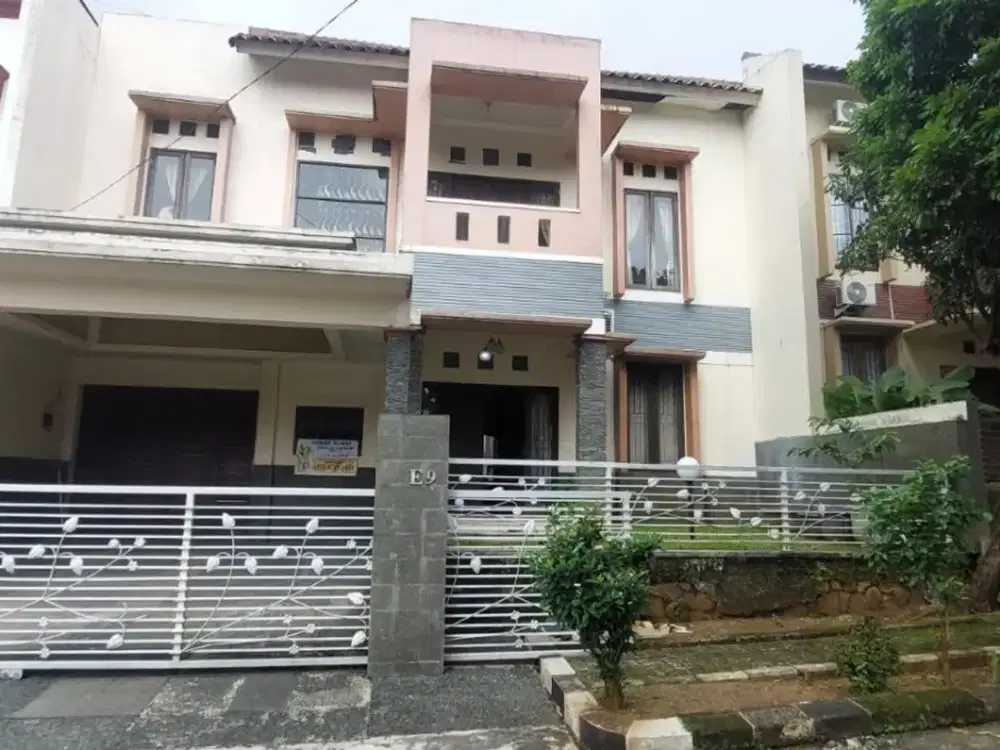 Rumah tingkat strategis kota di Pesona Khayangan Depok